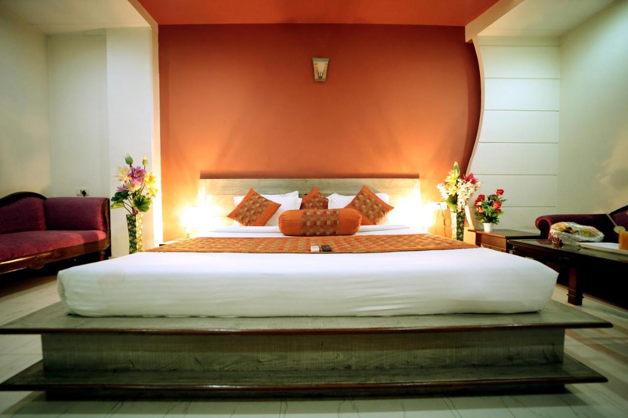 Hotel Blue Bell Ню Делхи Екстериор снимка
